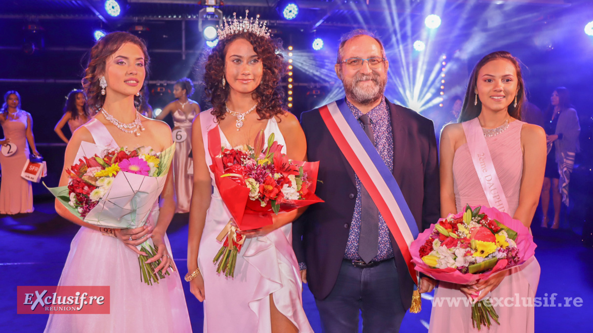 Mandye Cousteau , 1ère dauphine, Océane Morin, Miss Salazie 2022, Stéphane Fouassin, maire de Salazie, et Léa Nourry, 2ème dauphine