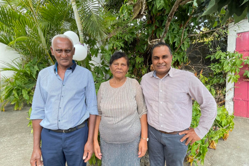 Antoine et Josepha Mauricia avec le maire Bruno Domen Antoine et Josepha Mauricia avec le maire Bruno Domen