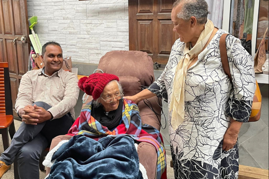 Suzanne Bello, entourée du maire de Saint-Leu et de Mme Picard qui s'occupe de la centenaire Suzanne Bello, entourée du maire de Saint-Leu et de Mme Picard qui s'occupe de la centenaire