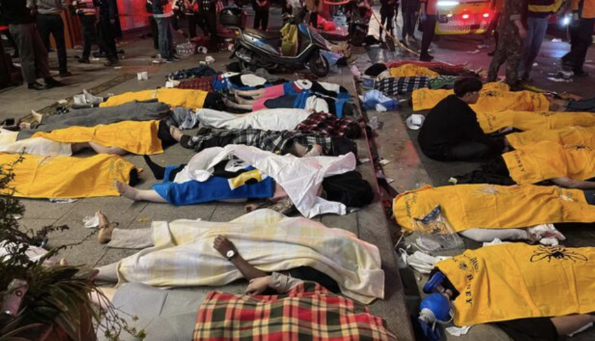 Un drame horrible: des dizaines de corps revêtus de draps ou de couvertures dans les rues de Séoul