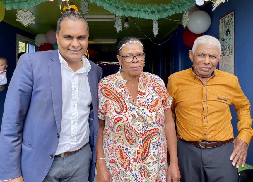 Les époux Plessier avec le maire Bruno Domen Les époux Plessier avec le maire Bruno Domen