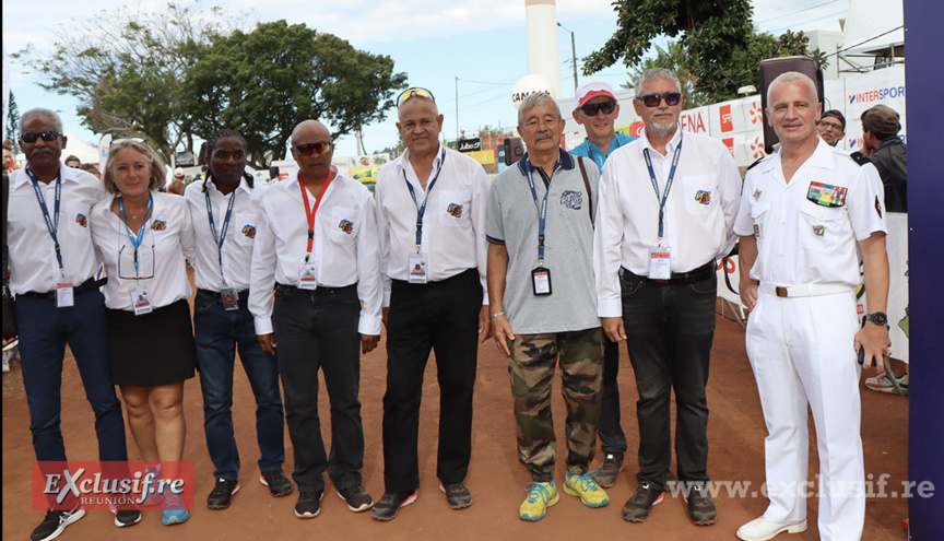 L'équipe du Grand Raid avec le général des FAZSOI Laurent Cluzel L'équipe du Grand Raid avec le général des FAZSOI Laurent Cluzel