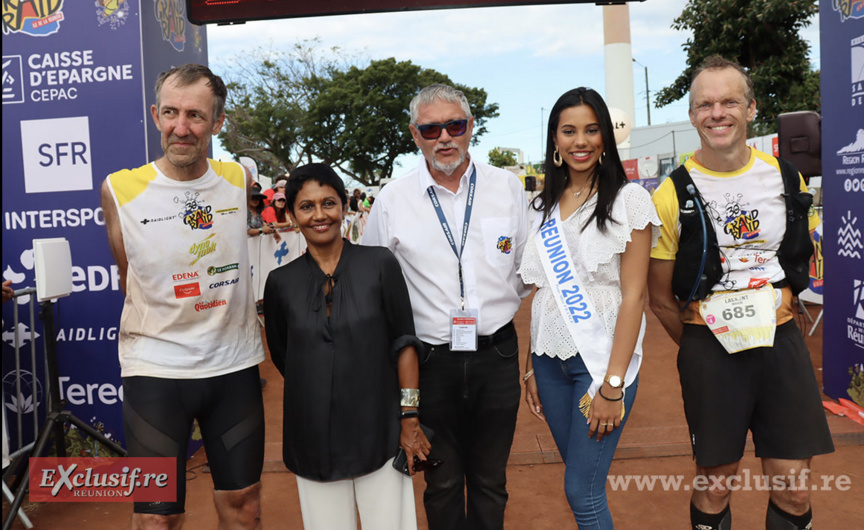Les deux derniers classés du Grand Raid avec Ericka Bareigts, Pierre Maunier et Marion Marimoutou Les deux derniers classés du Grand Raid avec Ericka Bareigts, Pierre Maunier et Marion Marimoutou