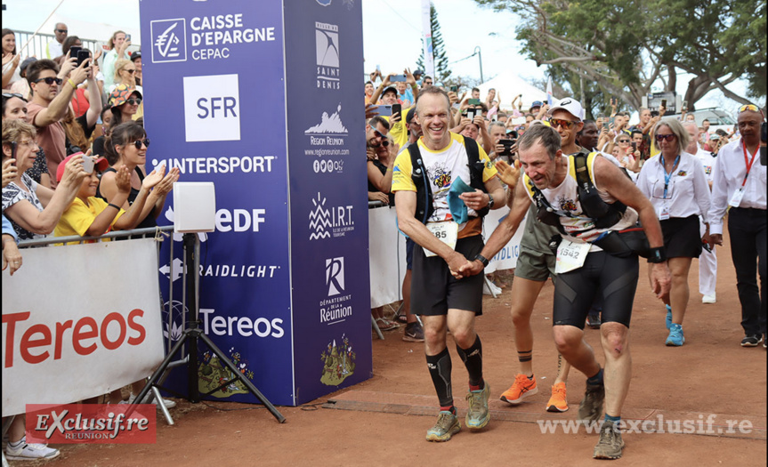 L'arrivée triomphale des deux derniers classés du Grand Raid, Laurent Marin et Jean-Philippe Frontigny, le dimanche un peu avant 16h au stade de La Redoute