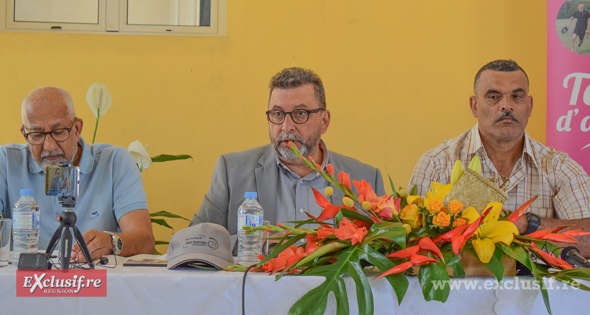 Abdoullah Mogalia, membre du Pays Toursitique Sud Sauvage, Patrick Lebreton, maire de Saint-Joseph, et Jacky Folio, président de la Maison des Associations