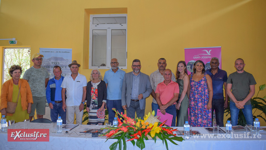 La photo de famille avec élu.e.s, organisateur.trice.s, producteurs...