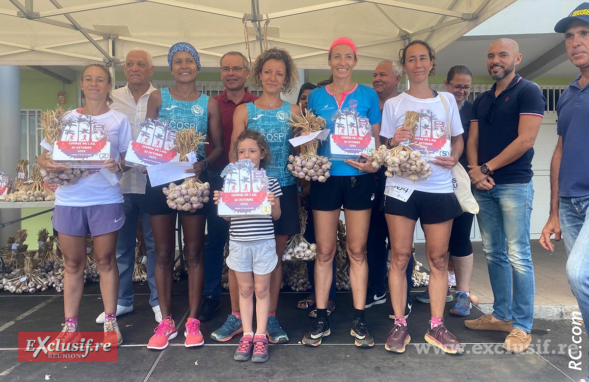 Les meilleures féminines sur le podium, avec les félicitations du maire de la Petite-Ile Serge Hoareau