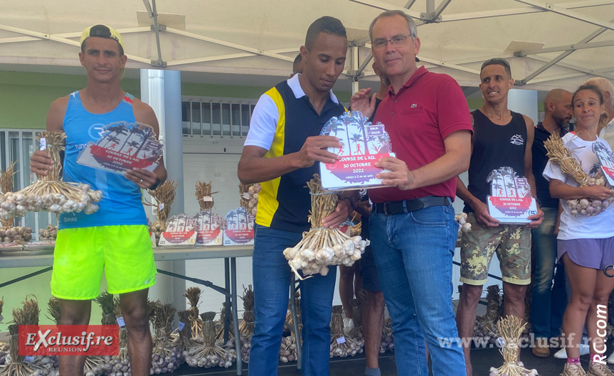 Ruddy Barret reçoit son trophée des mains de 1er magistrat de la commune