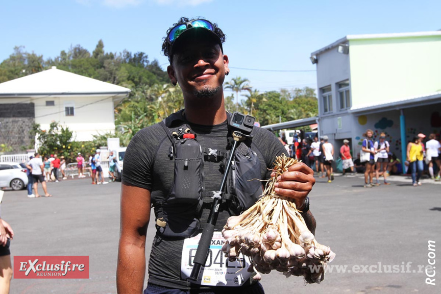 Alexandre toujours caméra au poing est reparti avec une belle botte d’ail Alexandre toujours caméra au poing est reparti avec une belle botte d’ail