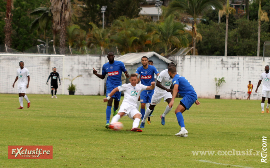 Le buteur Ronan Nédélec plutôt bien «encadré». A ses côtés Erwan Payet Le buteur Ronan Nédélec plutôt bien «encadré». A ses côtés Erwan Payet