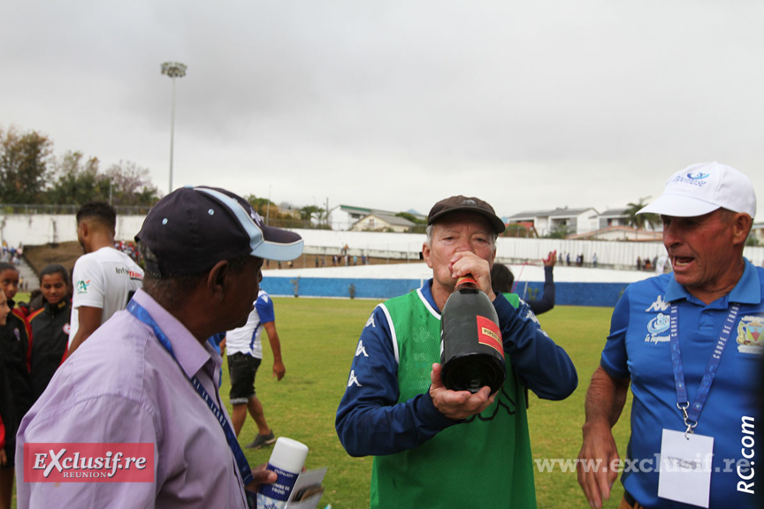 Un p'tit coup de champagne pour Minel. Cela n'arrrive pas tous les jours... Un p'tit coup de champagne pour Minel. Cela n'arrrive pas tous les jours...