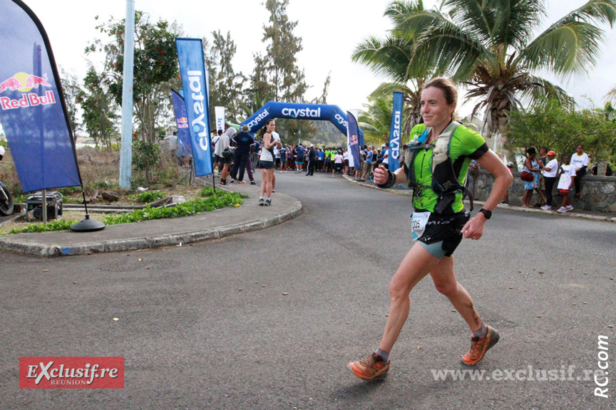 Alexandre Henin passe devant les coureurs qui vont prendre le départ des 15km Alexandre Henin passe devant les coureurs qui vont prendre le départ des 15km