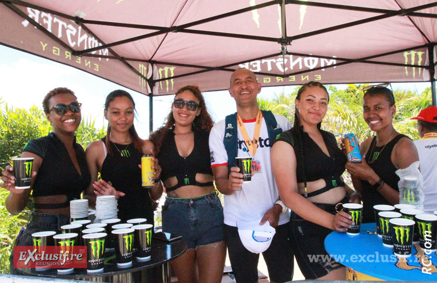 Aken Ho Tu Nam, représentant Crystal, et de charmantes hôtesses d’accueil Aken Ho Tu Nam, représentant Crystal, et de charmantes hôtesses d’accueil