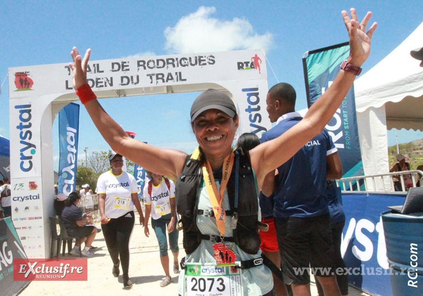 La joie de Elisabeth Mondia, 1ère Master 3  du Trail des Solitaires