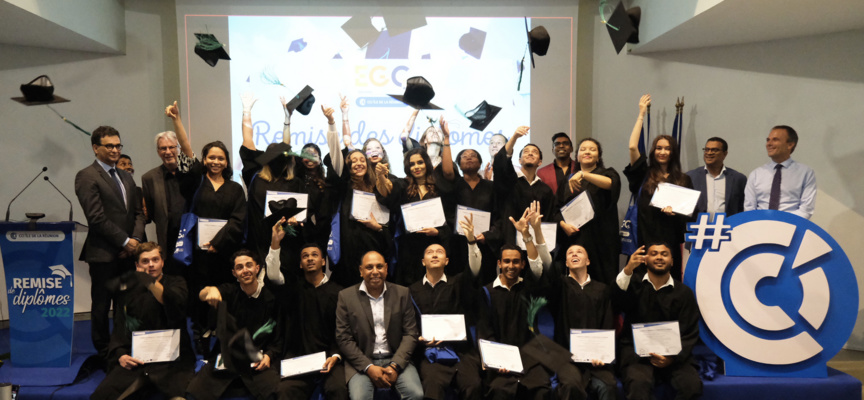 Le traditionnel lancer de chapeaux ! Le traditionnel lancer de chapeaux !