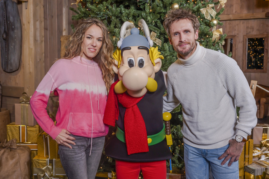 Astérix entouré d'Élodie Fontande et de Philippe Lacheau Astérix entouré d'Élodie Fontande et de Philippe Lacheau