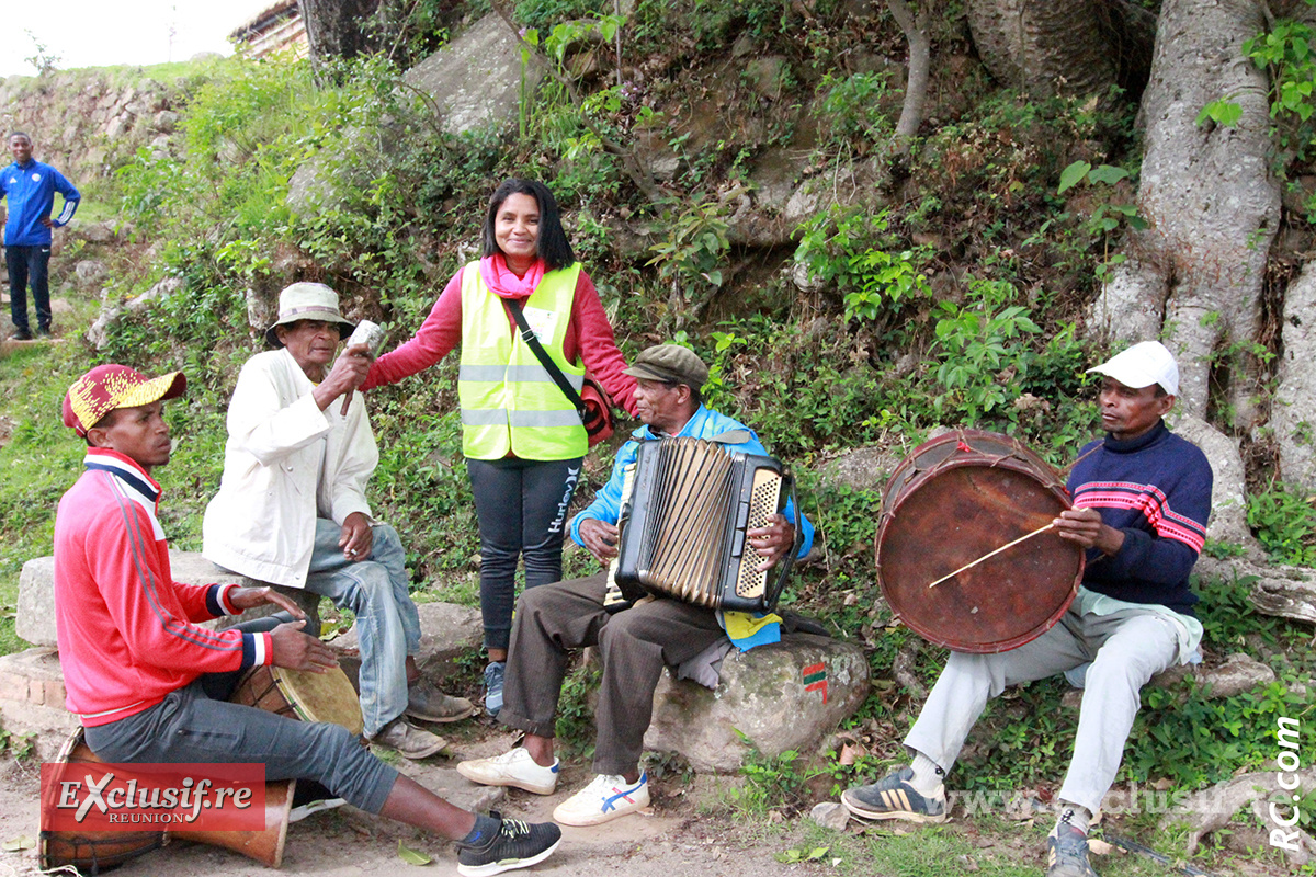 Ces villageois-musiciens ont rythmé les pas des trailers. Responsable des courses, Lalaina semble apprécier... Ces villageois-musiciens ont rythmé les pas des trailers. Responsable des courses, Lalaina semble apprécier...