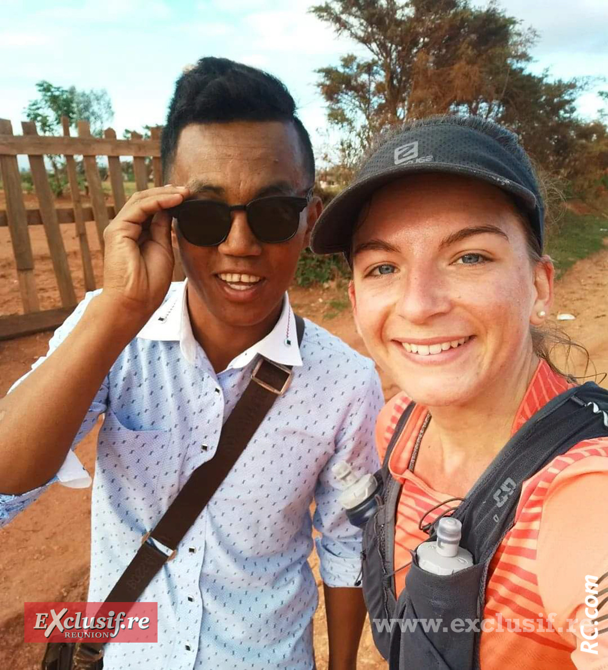 Jessica Lassara épatée par ce jeune homme qui aurait couru plusieurs dizaines de kilomètres en jean et chemise de ville. Avec les lunettes qui vont avec!