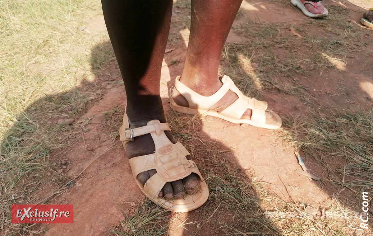 Près d'une centaine de kilomètres avec des chaussures en plastique pour le serre-file de la course Près d'une centaine de kilomètres avec des chaussures en plastique pour le serre-file de la course