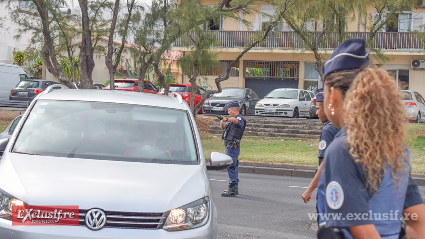 Les policiers dirigent les automobilistes vers le lieu de la distribution... Les policiers dirigent les automobilistes vers le lieu de la distribution...