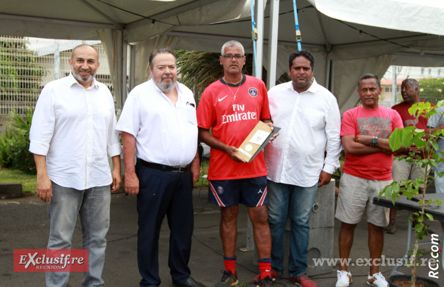 Après l'effort le réconfort et les félicitations des organisateurs à Gérard Almar Après l'effort le réconfort et les félicitations des organisateurs à Gérard Almar