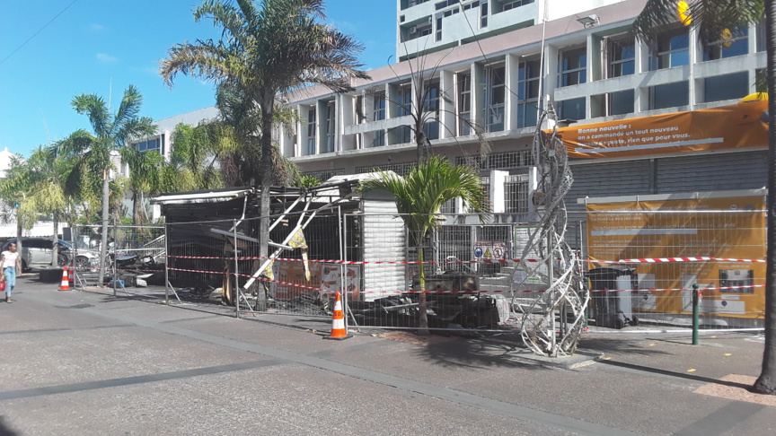 Les deux snacks se situent devant la Poste de la rue Maréchal Leclerc Les deux snacks se situent devant la Poste de la rue Maréchal Leclerc