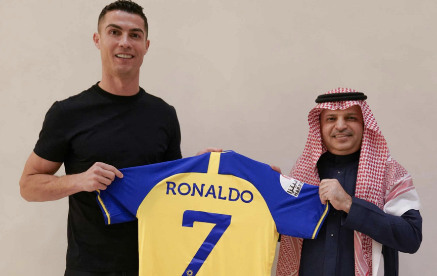 Cristiano Ronaldo et son nouveau maillot avec Musli Al Muammar, président du club Al-Nassr