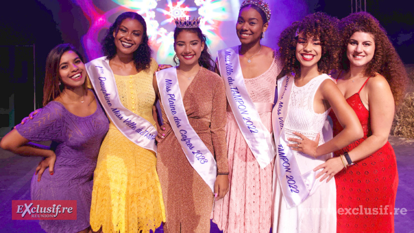 Yasmine Siby entourée de Chlolé Lauret, Miss Ville du Tampon 2022, et de ses dauphines Larissa Maillot et Annabelle Nativel