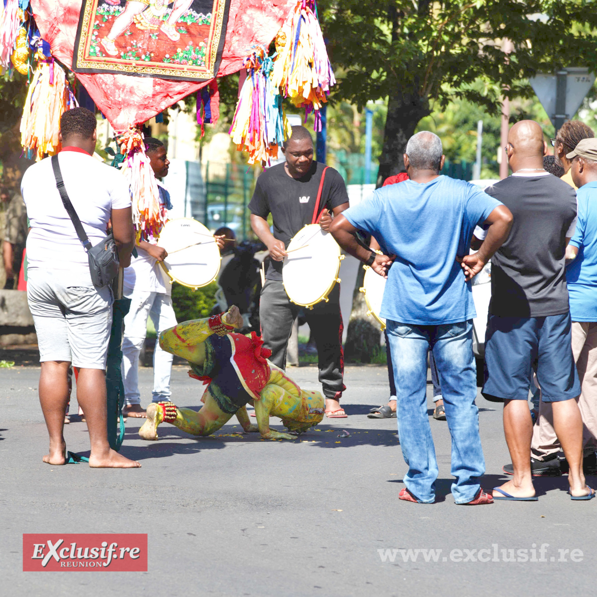 Le Jako ramasse les pièces ou les billets avec sa bouche!
