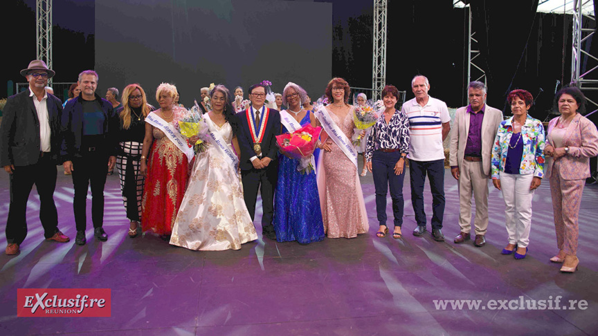 Photos de famille avec les élu.e.s qui ont assisté au show
