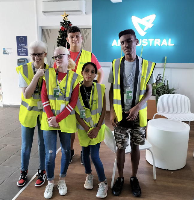 Air Austral: de jeunes adolescents déficients visuels visitent les avions  Air Austral: de jeunes adolescents déficients visuels visitent les avions