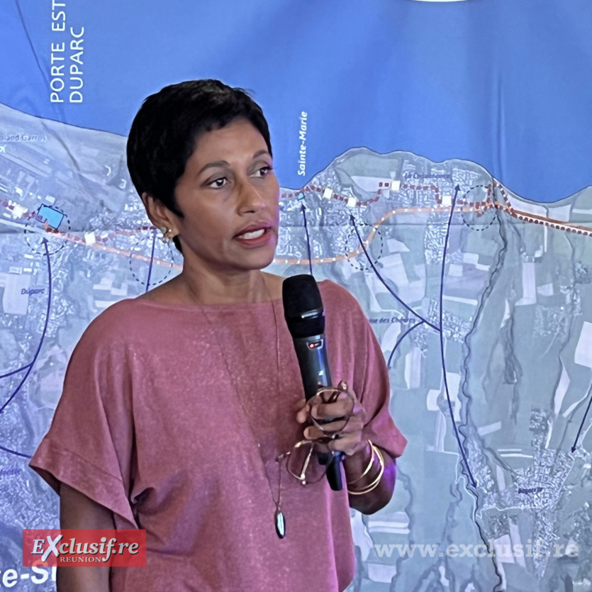 La maire de Saint-Denis devant le panneau du trajet du TCSP Baboab La maire de Saint-Denis devant le panneau du trajet du TCSP Baboab