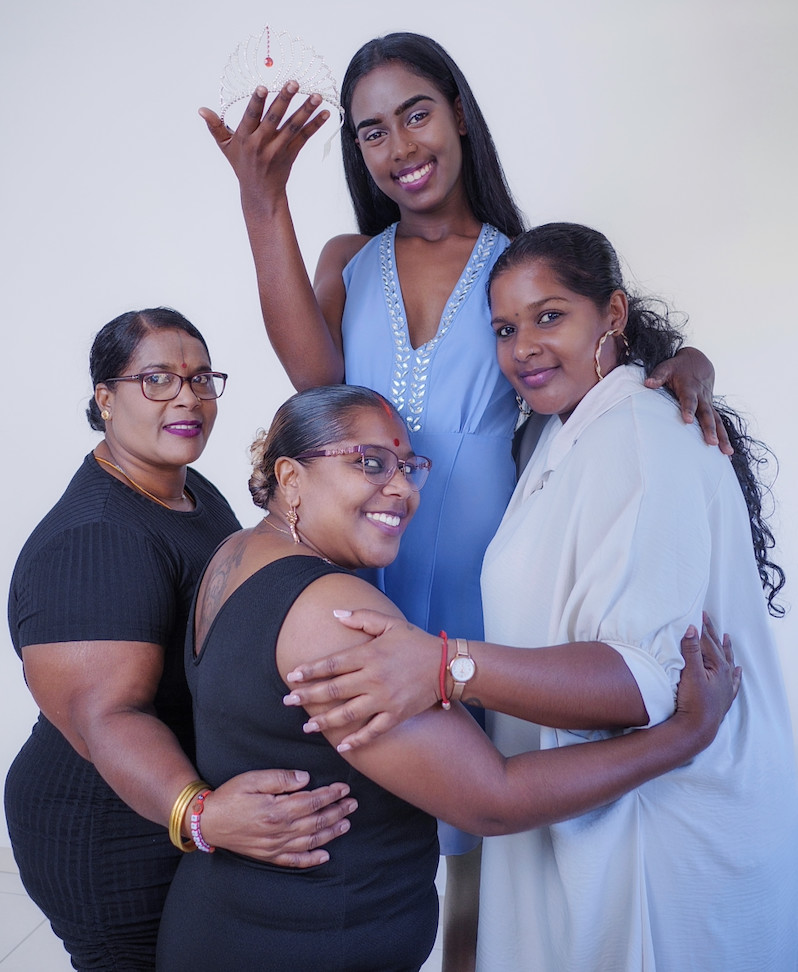Ashna avec sa mère et ses deux soeurs Ashna avec sa mère et ses deux soeurs