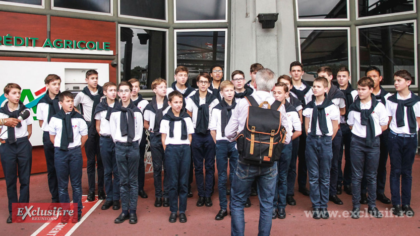 Un chant dès leur arrivée devant l'aérogare Un chant dès leur arrivée devant l'aérogare