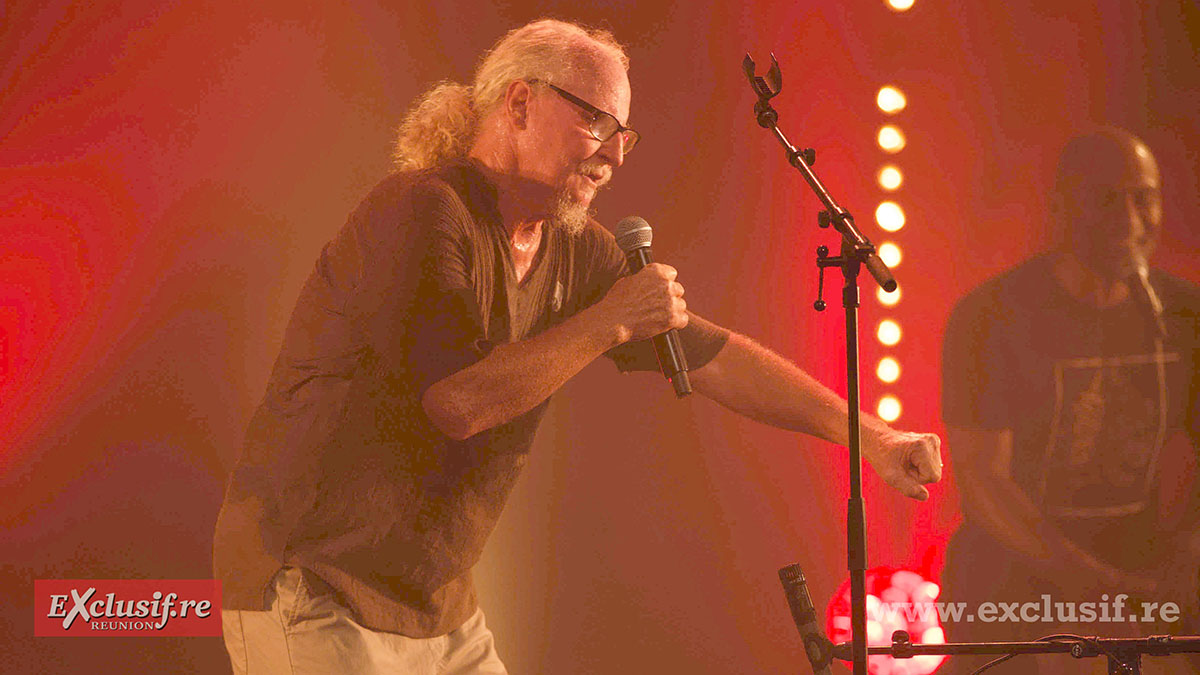 Danyèl Waro sur la scène du TEAT Champ Fleuri, l'ambiance maloya oté! Danyèl Waro sur la scène du TEAT Champ Fleuri, l'ambiance maloya oté!