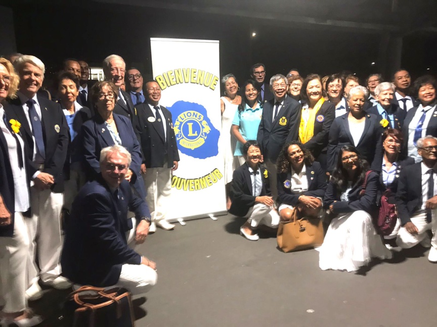Le Gouverneur du District 417 et son épouse Lucia ont été accueillis à l'aéroport par les Lions Club de l'île Le Gouverneur du District 417 et son épouse Lucia ont été accueillis à l'aéroport par les Lions Club de l'île