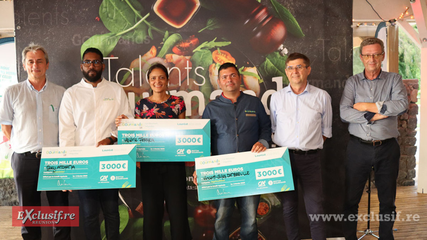 Didier Grand, directeur général du Crédit Agricole de La Réunion, Joey Atchama, 1er Prix Cuisiniers, Valérie Ferrier, 1er Prix Artisans, Vincent Gilles Dambreville, 1er Prix Agriculteurs, Pascal Quineau, président du Crédit Agricole de La Réunion, et Patrice Hudebine, directeur général du LUX* Saint-Gilles