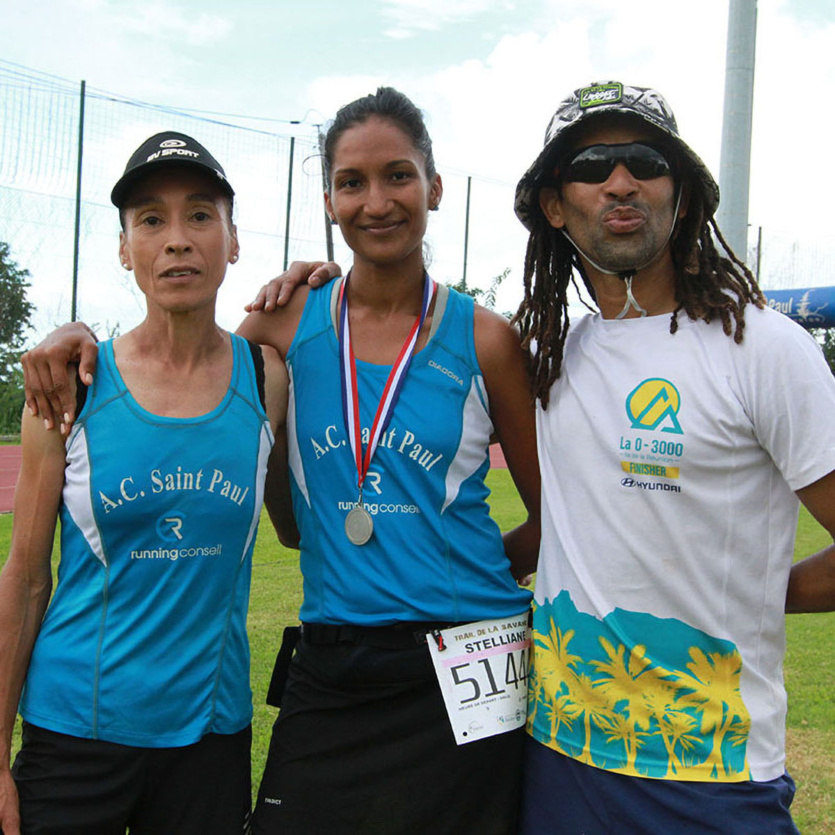 Isabelle Lamy félicitée par des camarades de l’AC Saint-Paul Isabelle Lamy félicitée par des camarades de l’AC Saint-Paul