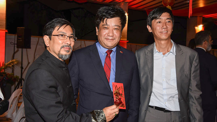Daniel Thiaw Wing Kaï, président de la Fédération des Associations Chinoises de La Réunion, Yen Tian, vice-consul général de la République populaire de Chine, et un invité Daniel Thiaw Wing Kaï, président de la Fédération des Associations Chinoises de La Réunion, Yen Tian, vice-consul général de la République populaire de Chine, et un invité