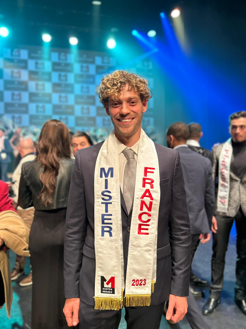 Lisandre Van Muylders tout sourire avec son écharpe sur la scène du théâtre de Poissy