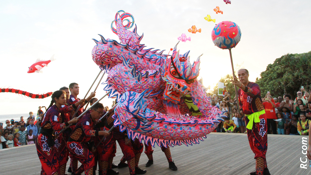 La danse du dragon au soleil couchant sur la plage de Saint-Pierre a marqué cette Fête des Lanternes 2023