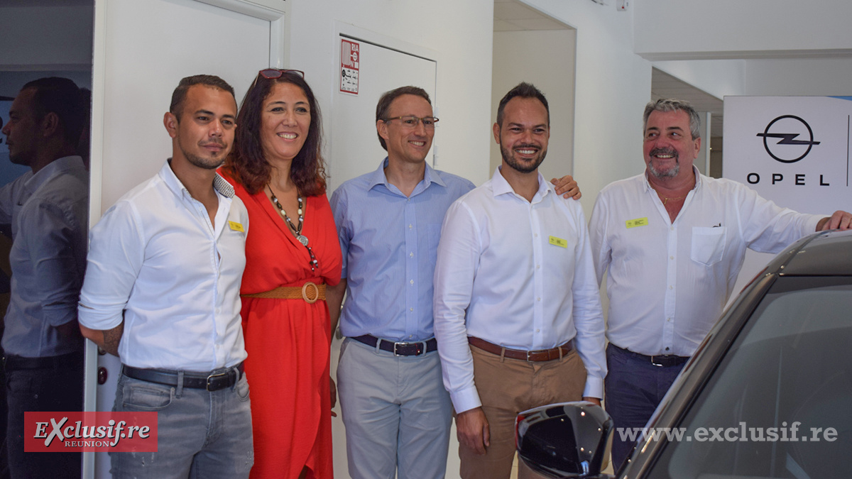 Romain Fontaine, chef de groupe, Sihem Oulmane, directrice marketing JCA, Marc Bergeretti, directeur général pôle auto, Vincent Surel, chef des ventes Opel, et Jean-Charles Cotto, directeur Opel Réunion