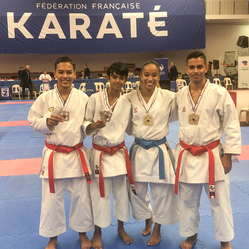 Helvétia Taily sacrée championne de France Kata en Sénior Filles, ici avec les bronzés Minimes et Junior Garçons