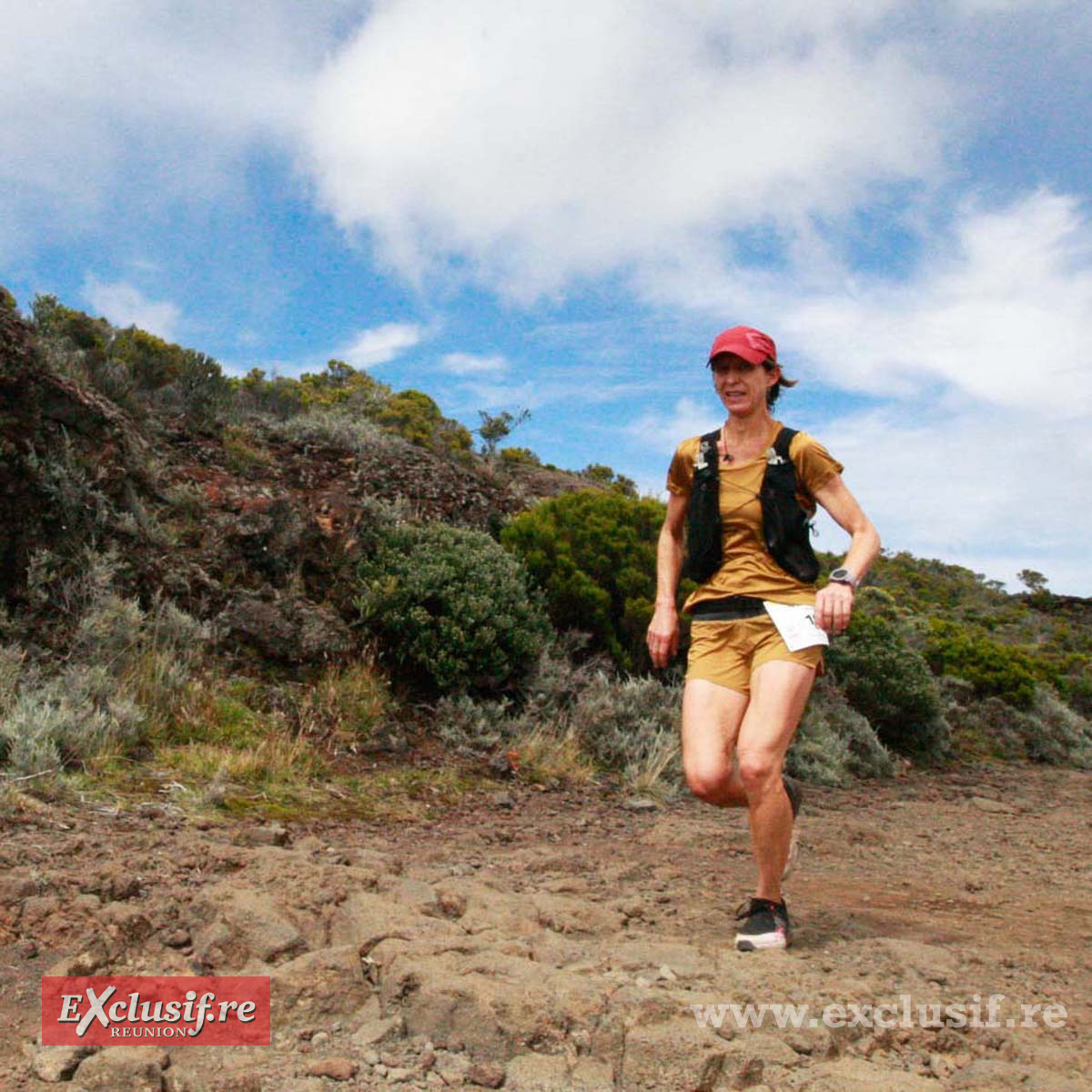 Nathalie Percheron sur une belle 3ème marche du podium des 93 km. On la reverra sur le Trail du Volcan