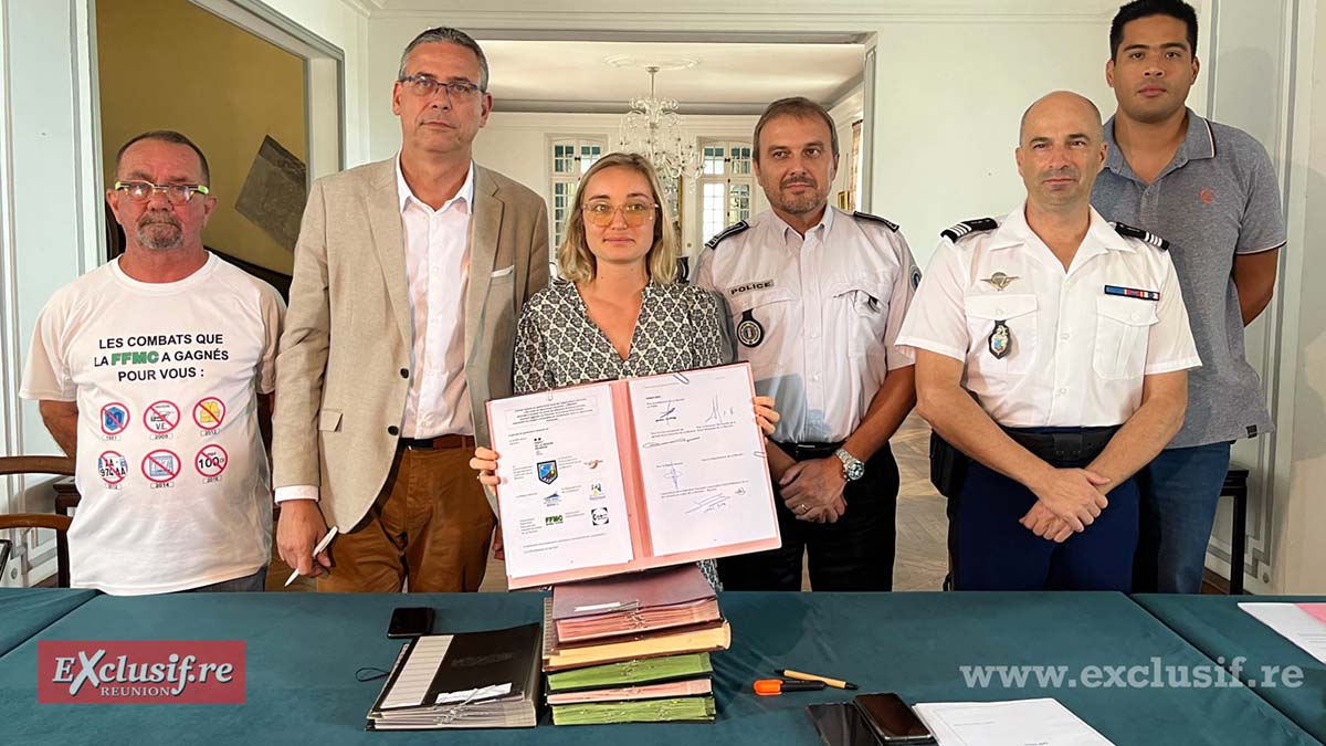 Joël Josserand, de la FFMC, Fabrice Hoarau, vice-président de la Région, Parvine Lacombe, directrice de cabinet du Préfet, Michel Aleu, directeir adjoint de la Police Nationale, Jean-Christophe Bellomia, commandant de l'EDSR, et Laurent Serveaux, trésorier du Club 125, ont tous signé la charte