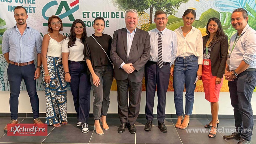 Dominique Lefebvre et Pascal Quinuea avec le service communication du Crédit Agricole Réunion