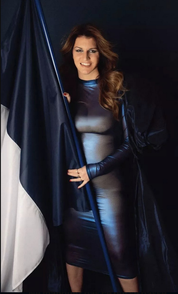 Prête au , drapeau en mains, pour défendre les femmes! Prête au , drapeau en mains, pour défendre les femmes!