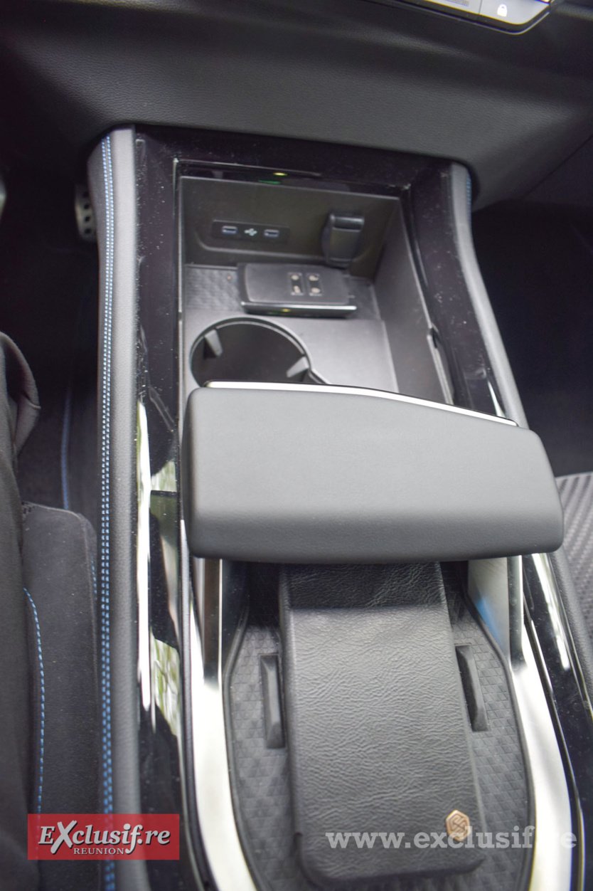 Un gros poignet sous lequel on peut charger son smartphone par induction Un gros poignet sous lequel on peut charger son smartphone par induction