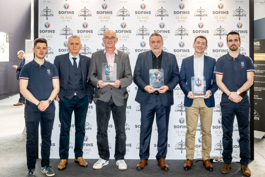 Les responsables de FLY-R ont reçu leur prix au salon SOFINS à Paris, salon des forces spéciales