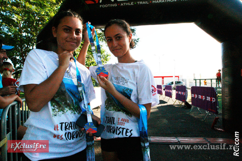 Coralie et Louane chargées de la remise des médailles. Avec le sourire bien entendu